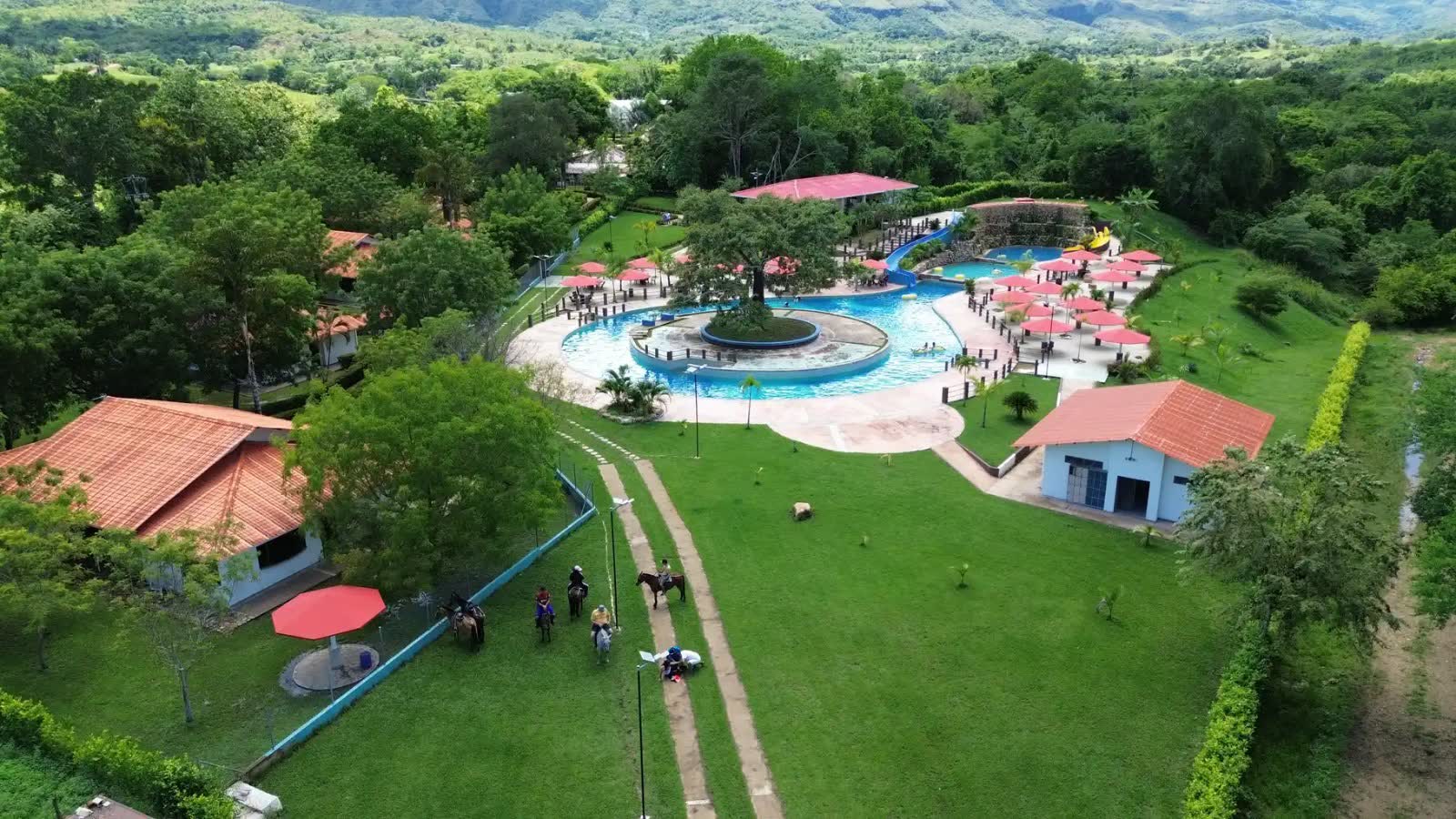 Panorámica aérea de Hacienda Las Margaritas con las montañas de fondo